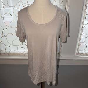 Kyte Baby Women's Bamboo Short Sleeve V-Neck T-Shirt in Oat